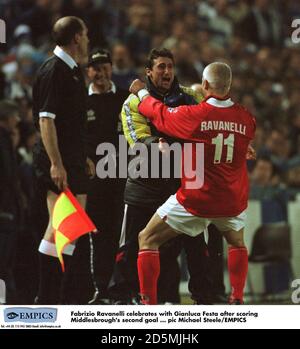 Fabrizio Ravanelli festeggia con Gianluca Festa dopo aver segnato il secondo di Middlesbrough obiettivo Foto Stock