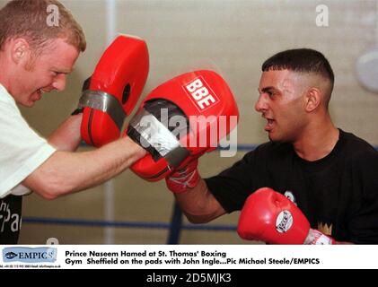 Prince Naseem Hamed al St. Thomas' BoxingrGym Sheffield sulle piazzole con John Ingler Foto Stock