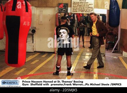 Il principe Naseem Hamed a St. Thomas' BoxingrGym Sheffield con il promotore Frank Warrerr Foto Stock