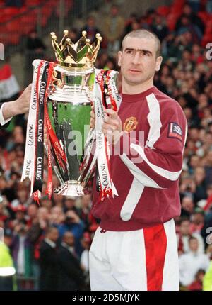 Eric Cantona, skipper Manchester United festeggia con il trofeo la vittoria della stagione 1996/97 fa Carling Premiership Champions Foto Stock