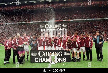 Il team Manchester United festeggia la vittoria dei campioni fa Carling Premiership stagione 1996/97 Foto Stock
