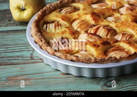 Torta di mele tradizionale, dessert alla frutta, crostata con mele fresche su tavola rustica in legno. Foto Stock