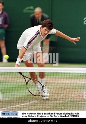 Tim Henman raggiunge un ritorno a ritroso durante la sua vittoria Richard Krajicek Foto Stock