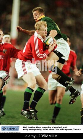 Neil Jenkins, Lions salta per una palla alta con Percy Montgomery, Sudafrica. Foto Stock