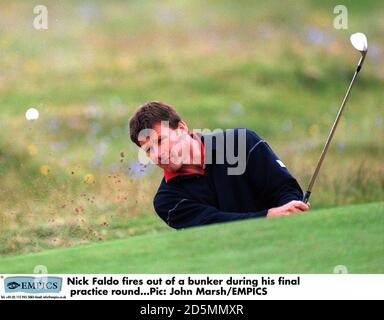 Nick Faldo esce da un bunker durante il suo turno finale di pratica. Foto Stock