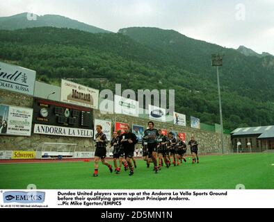 I giocatori di Dundee United si riscaldano al campo sportivo Andorra la Vella prima della loro partita di qualificazione contro Principat Andorra. Foto Stock