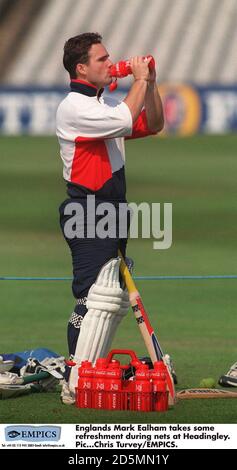 Englands Mark Ealham prende un po 'di ristoro durante le reti a Headingley. Foto Stock