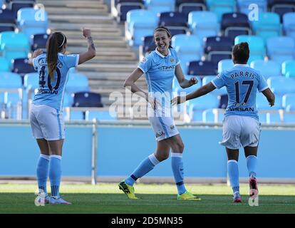 Jill Scott (centro) di Manchester City celebra il punteggio contro la Bristol Academy Con i compagni di squadra Natasha Harding e Nikita Parris (a destra) Foto Stock