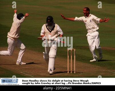 Dean Headley mostra la sua gioia di avere Steve Waugh catturato da John Crawley a breve gamba. Foto Stock