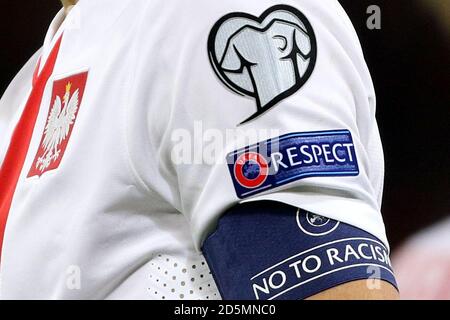 Dettaglio del badge UEFA euro 2016 e dell'iniziativa RESPECT Emblema sopra una fascia da braccio No to Racism indossata da un Polacca durante il gioco Foto Stock