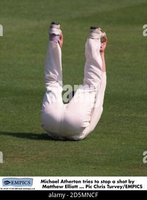 Michael Atherton cerca di fermare un colpo di Matthew Elliott Foto Stock