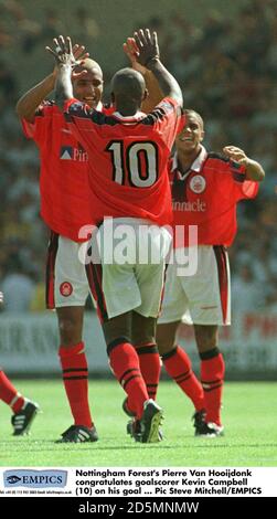 Pierre Van Hooijdonk della foresta di Nottingham si congratula con il marcatore Kevin Campbell (10) sul suo obiettivo Foto Stock