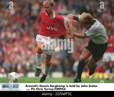 Il Dennis Bergkamp di Arsenal (a sinistra) è trattenuto da Tottenham Hotspur's. Scale John (destra) Foto Stock