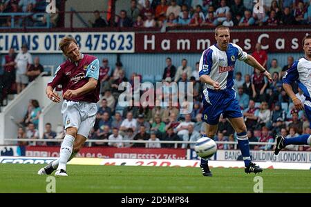 Teddy Sheringham di West Ham United segna l'obiettivo di equalizzazione Foto Stock