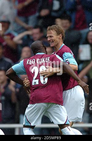 Teddy Sheringham di West Ham United celebra il punteggio con Nigel Reo Coker Foto Stock