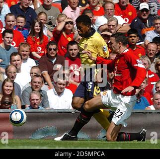 John o'Shea (r) di Manchester United sfida Ulises De di Aston Villa la Cruz Foto Stock