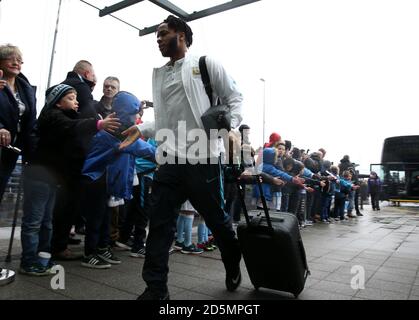 Il Raheem Sterling di Manchester City saluta i fan al suo arrivo Stadio Etihad Foto Stock