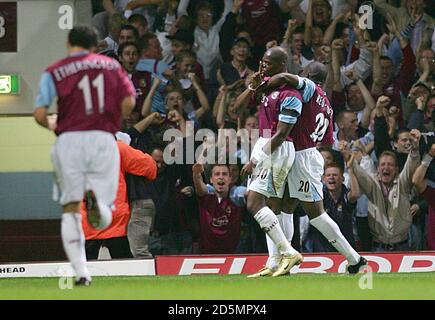 Il Marlon Harewood di West Ham United celebra il suo primo obiettivo Foto Stock