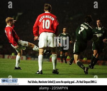 Paul Scholes di Manchester United (a sinistra) colpisce il passato della palla Feyenoord's Kees van Wonderen (seconda a destra) Segnerà il gol di apertura come Teddy Sheringham di Manchester United (centrale) orologi Foto Stock