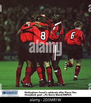 Pierre Van Hooijdonk della Foresta di Nottingham (a sinistra), Scot Gemmill (al centro) e Kevin Campbell (a destra) festeggiano Foto Stock