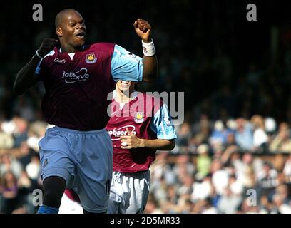 West Ham United's Marlon Harewood celebra dopo aver forzato un proprio Gol dal portiere di Fulham Tony Warner Foto Stock