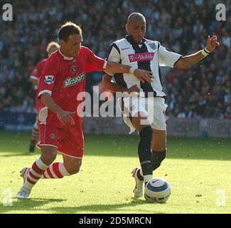 Radostin Kishishishiev di Charlton Athletic sfida Kamara di Diomansy di West Bromwich Albion Foto Stock