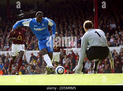 Emile Heskey di Birmingham spara in un colpo all'Arsenal Portiere Jens Lehmann Foto Stock