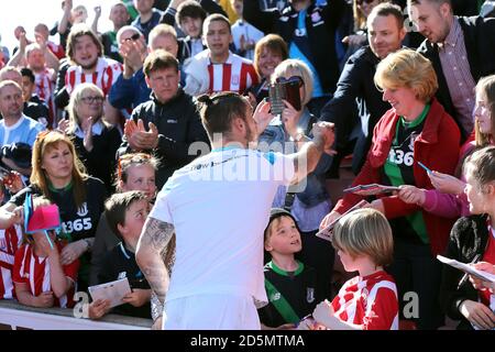 Il Marko Arnautovic di Stoke City riconosce i tifosi durante il giro di apprezzamento Foto Stock