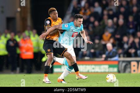 Abel Hernandez di Hull City e Jason Shackell della contea di Derby (a destra) combatti per la palla Foto Stock