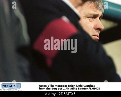 Aston Villa manager Brian piccoli orologi dal scavato fuori Foto Stock