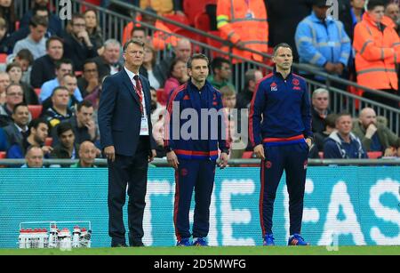 Il manager del Manchester United Louis van Gaal e l'assistente manager Ryan Giggs sulla linea di contatto. Foto Stock