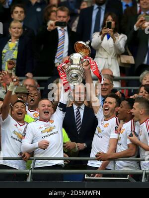 Wayne Rooney e Michael Carrick di Manchester United innalzano il trofeo Emirates fa Cup dopo essere stato presentato dal Duca di Cambridge. Foto Stock