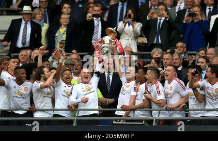 Wayne Rooney e Michael Carrick di Manchester United innalzano il trofeo Emirates fa Cup dopo essere stato presentato dal Duca di Cambridge. Foto Stock