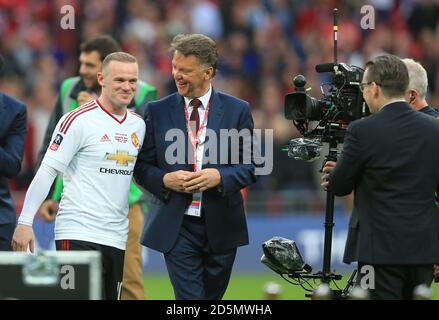 Wayne Rooney di Manchester United e il manager di Manchester United Louis van Gaal dopo il fischio finale. Foto Stock