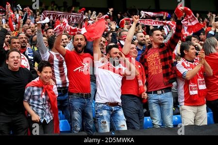 I tifosi della Turchia festeggiano i loro lati il primo obiettivo della partita dagli stand. Foto Stock