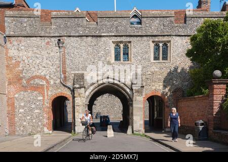 Winchester King's Gate, vista estiva del King's Gate, una delle due porte medievali rimaste nella città di Winchester, Hampshire, Inghilterra, Regno Unito Foto Stock