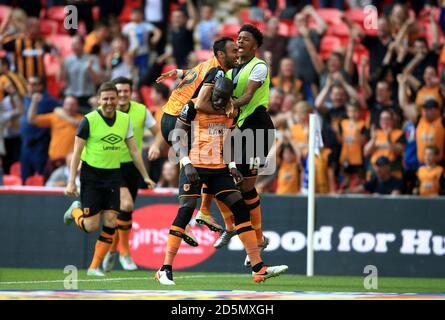 Mohull City's Mohamed DIAME (centro) celebra l'apertura del suo team Gol con i compagni di squadra Ahmed Elmohamady (in alto) e Chuba Akpom (a destra) Foto Stock