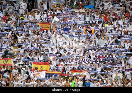 I tifosi del Real Madrid mostrano il loro sostegno negli stand prima il gioco Foto Stock
