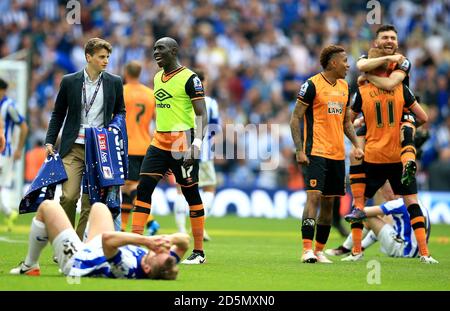 Tom Lees di Sheffield Wednesday si trova espulso sul campo dopo Il fischio finale come il portiere di Hull City Mohamed DIAME (centro) passeggiate Foto Stock