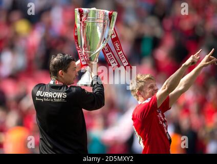 Paul Heckingbottom, direttore del custode di Barnsley, festeggia con il trofeo Foto Stock