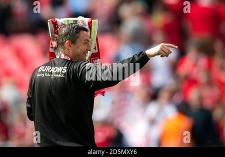 Paul Heckingbottom, direttore del custode di Barnsley, festeggia con il trofeo Foto Stock