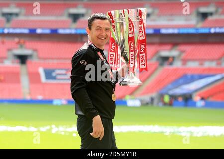 Paul Heckingbottom, direttore del custode di Barnsley, festeggia dopo il gioco Foto Stock