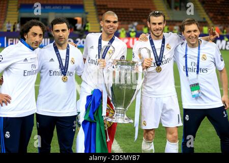 La Pepe del Real Madrid (terza a sinistra), Gareth Bale (seconda a destra) festeggiano con il trofeo Foto Stock