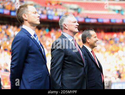 L-R: CEO di Sky Scommesse & Gaming Richard Flint, il presidente della Football League Greg Clarke e Jeff Stelling Foto Stock