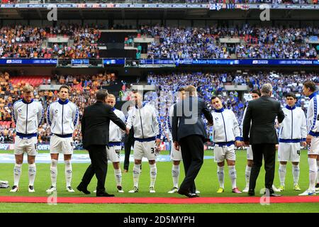 Il presidente della Football League Greg Clarke (a destra) saluta Sheffield Mercoledì giocatori Foto Stock