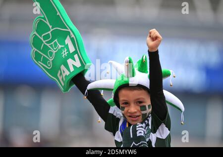 Un fan di Plymouth Argyle mostra il suo sostegno prima del gioco Foto Stock