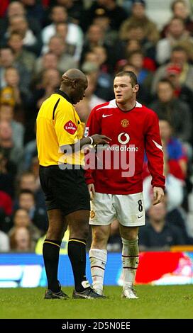 Wayne Rooney di Manchester United è prenotato dall'arbitro Uriah Rennieand Tottenham Hotspur's. Foto Stock