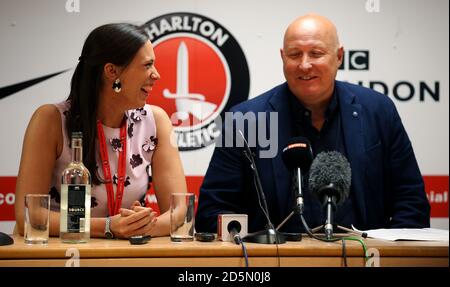 Il CEO di Charlton Athletic Katrien Meire e il manager Russell Slade durante una conferenza stampa Foto Stock