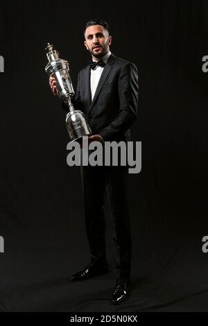 Il Riyad Mahrez di Leicester City ha ricevuto il premio PFA Player of the Year durante i premi PFA 2016 al Grosvenor House Hotel di Londra. Foto Stock