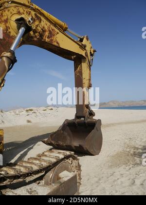 Alter Bagger auf der Insel Kos. Geräte im Mediterranen Mittelmeer. Vecchio escavatore sull'isola di Kos. Attrezzature arrugginite nel Mediterraneo se Foto Stock